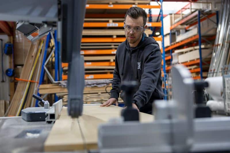 Medewerker van Eyeopener maakt een stand in Den Haag